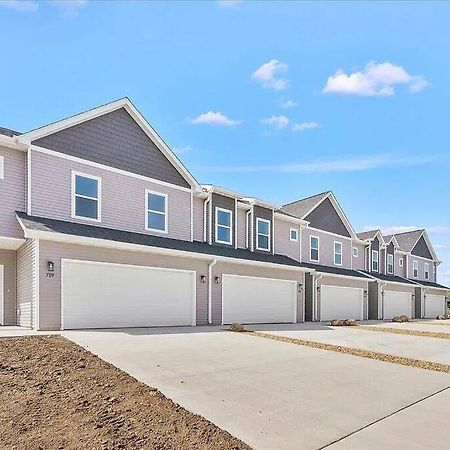 Central Cedar Falls Townhome - King Beds! Екстериор снимка