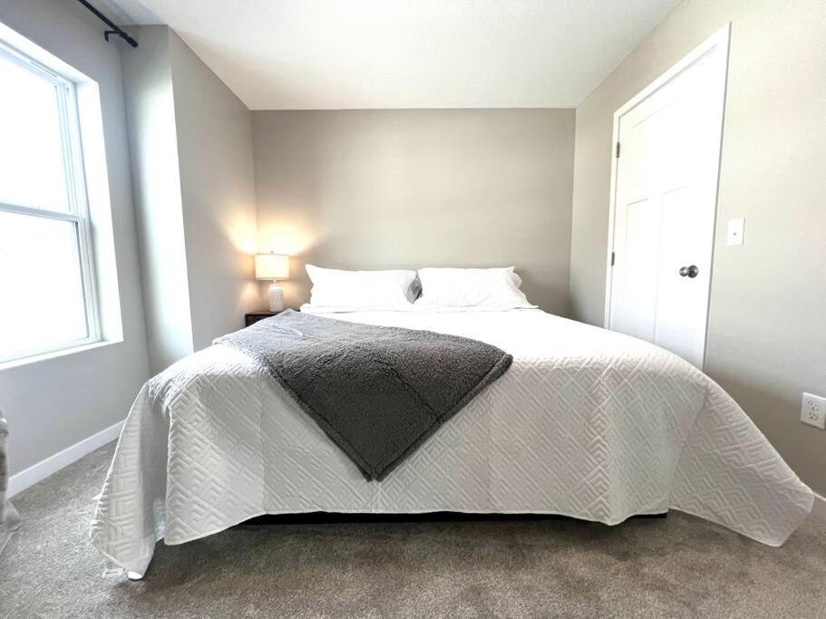 Central Cedar Falls Townhome - King Beds! Екстериор снимка