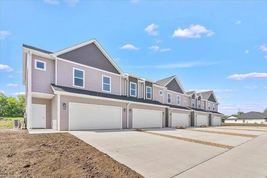 Central Cedar Falls Townhome - King Beds! Екстериор снимка